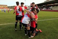 Cami�o, abrazado el domingo por Capelo tras transformar el penalti que este �ltimo hab�a forzado. 