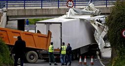 El �ltimo accidente bajo el puente del tren en Alba se produjo el pasado jueves, cuando un cami�n se empotr� contra la estructura.