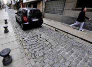 Adoquines descolocados en uno de los numerosos socavones de la calle del Sol.