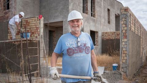 Los vecinos participan en la construcci&oacute;n de su urbanizaci&oacute;n. En la imagen, uno de ellos trabaja en las obras de su promoci&oacute;n.