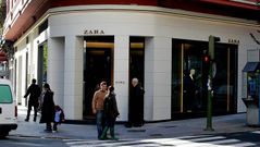 Reabre tras una reforma la primera tienda de Zara.