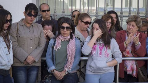 Concentraci�n de repulsa de vecinos de Sanl�car la Mayor, en Sevilla, tras el asesinato machista ocurrido en el 2015