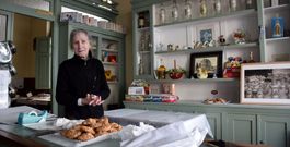Carmi�a, en el comercio de la calle Mart�n Herrera, junto a la iglesia, uno de los m�s veteranos de Carballo. 