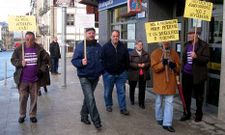 Los afectados, vinculados a la Plataforma Compostela, se visualizaron en la oficina arzuana.