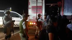 M�s de 200 migrantes en un cami�n abandonado