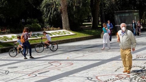 Ciudadanos pasean este mircoles en Oviedo. 