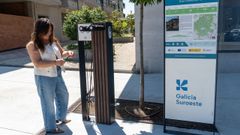 La concejala de Turismo, Ana N&uacute;&ntilde;ez, junto a uno de los paneles informativos instalados para facilitar el uso de los nuevos itinerarios cicloturistas.