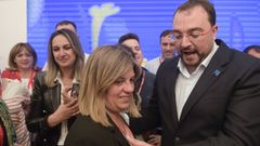 La Secretaria de Organizacin de la Federacin Socialista Asturiana Gimena Llamedo (i) y el presidente en funciones del Principado Adrin Barbn (d) comparecen para comentar los resultados electorales