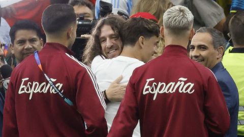 Carles Puyol, ganador del Mundial del 2010, saluda a Pedri antes del Francia-Espa�a