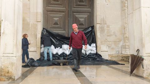 Medidas de contenci�n de las inundaciones colocadas en una de las puertas del monasterio de Santa Cruz en Co�mbra.