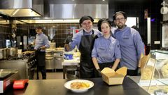 El equipo de La Esencia Take Away, en la cocina de su local de Pontevedra