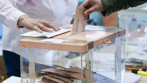 Foto de archivo de una votacin en una mesa electoral de Lugo. 