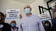 Secundino Fern�ndez, abandonando el pleno de la moci�n de censura que le desbanc� de la alcald�a