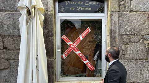 Juli�n Bustelo se acerc� a comprobar los desperfectos provocados por los v�ndalos