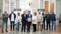 El presidente y el vicepresidente de la Diputación de Pontevedra, con los representantes de los comuneros de Mourente, tras la firma del acuerdo
