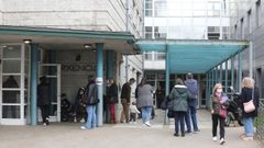 Vecinos de Vilagarc�a, este lunes esperando para entrar a su centro de salud.