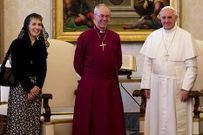 El papa, con el arzobispo de Canterbury y su mujer, Caroline.