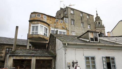 CONSTRUCCION DE DISTINTAS ALTURAS, TEJADO DE CHAPA Y ALTURAS EXTRA�AS A LOS PIES DE LA MURALLA EN LA RUA FALCON. FEISMO