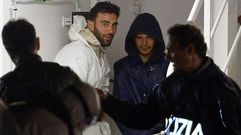 El patr�n del barco, con gesto relajado tras ser rescatado