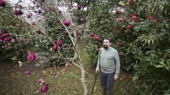 El propietario de la finca, de casi tres hect�reas y media, rodeado de magnolias y camelias en flor