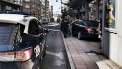 Un coche choca contra una farola en el centro de Ourense y corta el tráfico