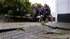 El mal estado de las aceras de la calle Pardo Bazn de Ferrol afecta a los vecinos en silla de ruedas