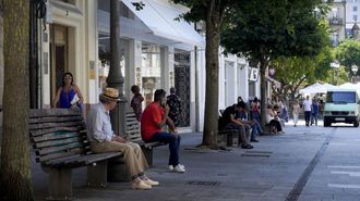 Gente a la sombra en la ciudad de Lugo en plena ola de calor, en una imagen del pasado julio