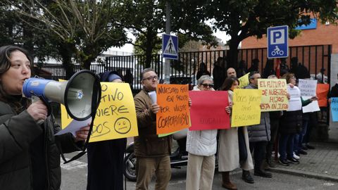 Manifestación de familiares ante el IES As Lagoas por la supuesta mala praxis de una profesora.