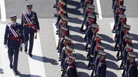 El rey Felipe pasa revista en el desfile del Da de las Fuerzas Armadas