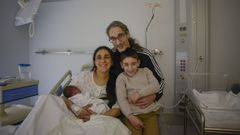 Vanesa y Manuel, con su hijo Alexandre y el peque�o Anxo en brazos.