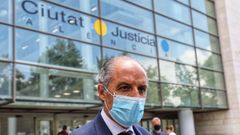 Camps sale de la Ciudad de la Justicia de Valencia tras comparecer como testigo en el juicio contra la trama Grtel