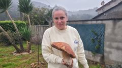 La nedense Mar�a del Carmen L�pez con el descomunal ejemplar. 