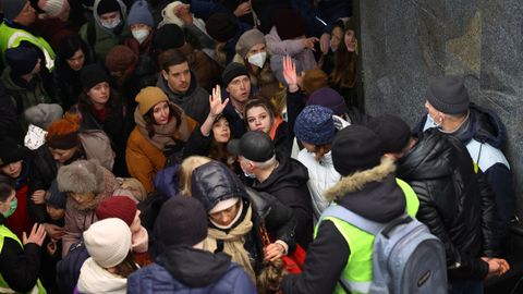 Voluntarios intentan controlar la entrada de personas en la estacin de Lepolis, en Ucrania