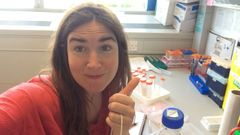 Aurora, en su laboratorio en el centro Margarita Salas del CSIC