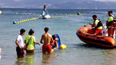 Socorristas en la playa de Silgar, en Sanxenxo