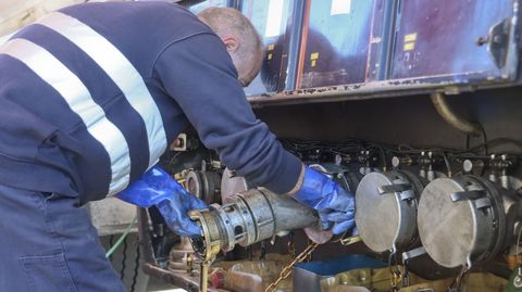 Un transportista, aprovisionando di�sel en su cami�n, en una gasolinera gallega