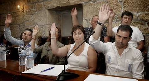Momento del pleno en el que el PP vot� a su candidato a la alcald�a, Jos� Luis Espi�o.