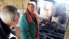 El propietario de la vivienda indica el lugar donde se origin� el fuego, un cuarto en el que se guardaban unos congeladores
