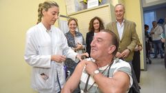 Pepe, apodado como Fitipaldi por lo rpido que se mueve con su silla de ruedas, el primero en estrenar la campaa en la residencia de mayores de Pontevedra.