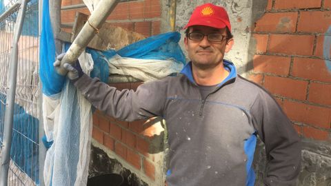 Ignacio Su�rez acude a A Coru�a desde Carballo para construir viviendas en la zona de la Gaiteira, despu�s de las dos semanas de par�n en el sector debido al COVID-19.