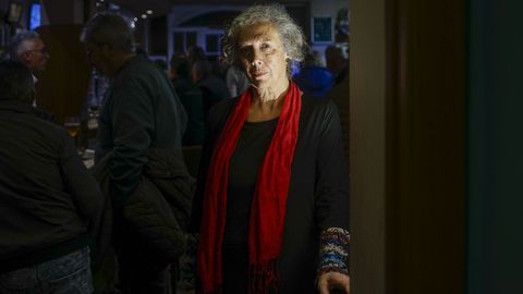 La pintora Soledad Blanco, en la cafetera A Benita de Bande, donde expone paisajes en acuarela y leos.