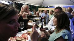Degustación de godello en uno de los puestos del Festival do Viño da Ribeira Sacra