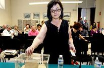 Helena G�mez, votando el d�a en el que sali� elegida presidenta de la federaci�n de APA.