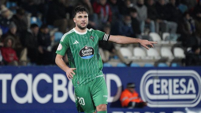 &Aacute;lvaro Gim&eacute;nez con el brazalete de capit&aacute;n en El Toral&iacute;n frente a la Ponferradina. 