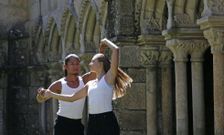 En la presentaci�n de la gala se incluy� la actuaci�n de varios artistas en el claustro. 