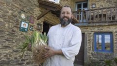 Arnau Esteve cogi� el relevo de sus padres y se encarga en Casa Assumpta de asar los cal�ots.