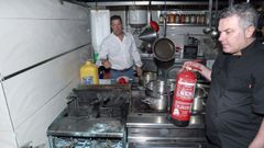 Jos� Antonio Vidal Romero, Fabri, y Pepe Li�ayo, en la cocina del asador MasBatea donde se origin� el incendio