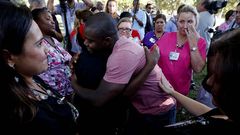 Josephus Weeks, sobrino de Duncan, durante una vigil�a el martes, un d�a antes de su muerte 