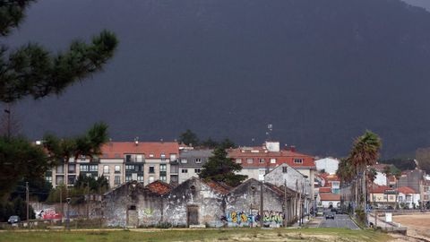 El proyecto de Costas propone tirar las ruinas de las naves de Os Catalns, la carretera que pasa por delante y el ltimo tramo del paseo y regenerar toda la zona