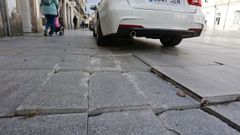 Losas de la calle San Marcos, deterioradas por el tráfico